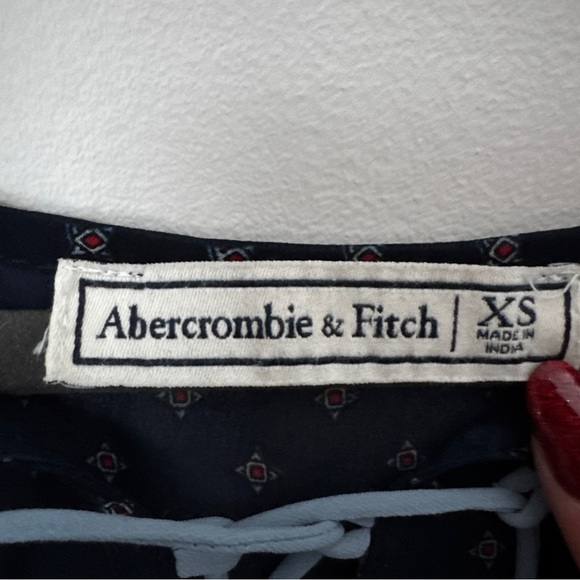 Abercrombie Floral Navy Blouse with Light Blue Piping - Picture 6 of 6